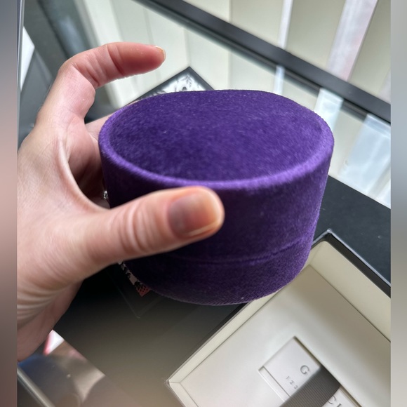 GUCCI Running G Ring with GG Charm in 18K White Gold - Picture 8 of 11